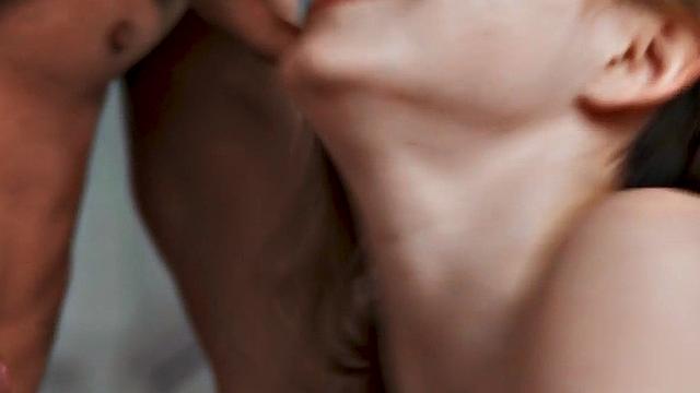 два бисексуала устраивают задорную тусовку с любительницей толстых стволов