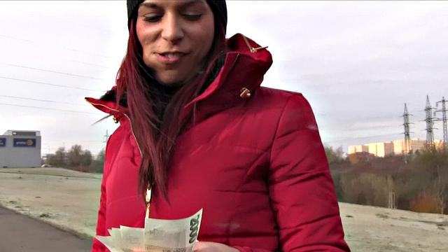 Hot babe trades sex for cash in a car ride