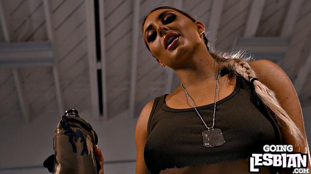 масляные пышные лесби в экстазе лижут друг другу киски