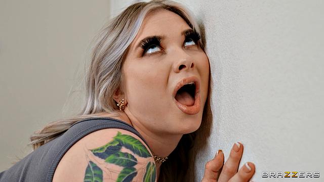 Scissor Happy Slut Gets Threesome