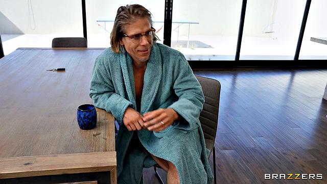 Scissor Happy Slut Gets Threesome