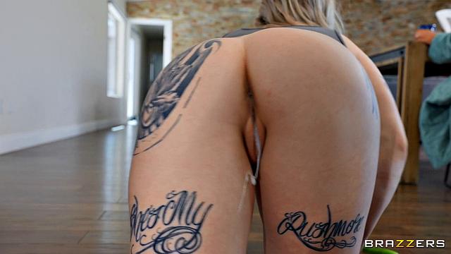 Scissor Happy Slut Gets Threesome