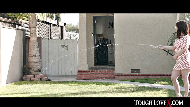 Кьяра Эдвардс жадно вылизывает киску и получает жёсткий трах на улице