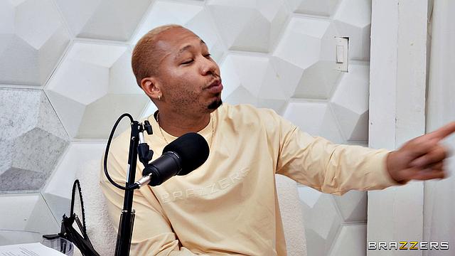 болтать надоело - устроили весёлое трио прямо в подкасте