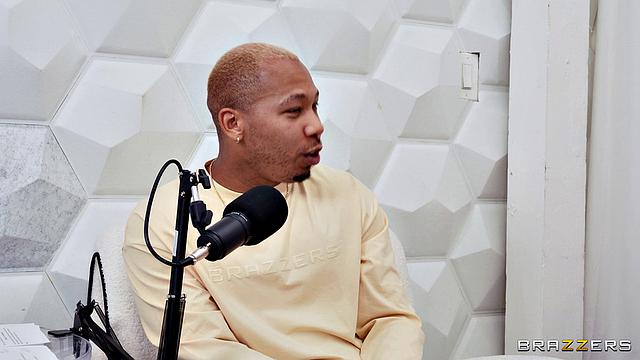 болтать надоело - устроили весёлое трио прямо в подкасте