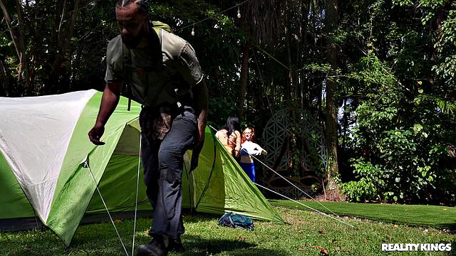 две подруги устраивают жаркий секс втроём на природе