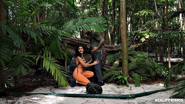 две подруги устраивают жаркий секс втроём на природе