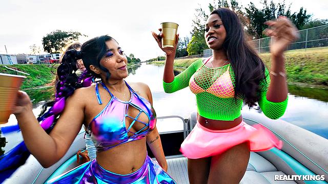 Диабелла Эклэр устраивает жаркую тусовку на лодке и трахается на барной стойке с Джемаком - вот это вечеринка!