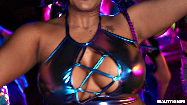 Диабелла Эклэр устраивает жаркую тусовку на лодке и трахается на барной стойке с Джемаком - вот это вечеринка!