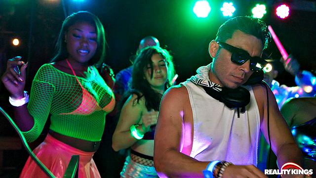 Диабелла Эклэр устраивает жаркую тусовку на лодке и трахается на барной стойке с Джемаком - вот это вечеринка!