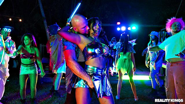 Диабелла Эклэр устраивает жаркую тусовку на лодке и трахается на барной стойке с Джемаком - вот это вечеринка!