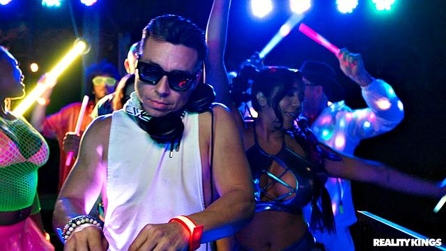 Диабелла Эклэр устраивает жаркую тусовку на лодке и трахается на барной стойке с Джемаком - вот это вечеринка!