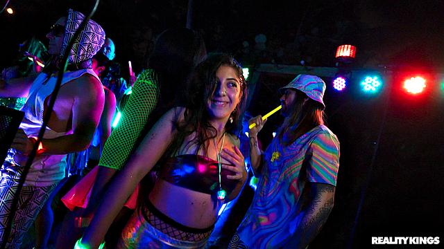 Диабелла Эклэр устраивает жаркую тусовку на лодке и трахается на барной стойке с Джемаком - вот это вечеринка!