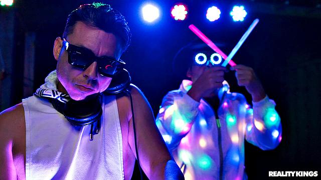 Диабелла Эклэр устраивает жаркую тусовку на лодке и трахается на барной стойке с Джемаком - вот это вечеринка!