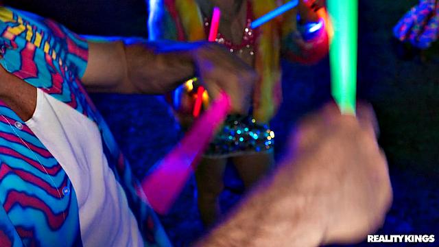 Диабелла Эклэр устраивает жаркую тусовку на лодке и трахается на барной стойке с Джемаком - вот это вечеринка!