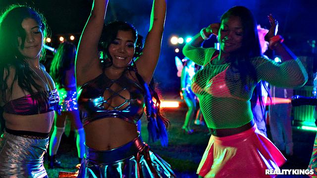 Диабелла Эклэр устраивает жаркую тусовку на лодке и трахается на барной стойке с Джемаком - вот это вечеринка!