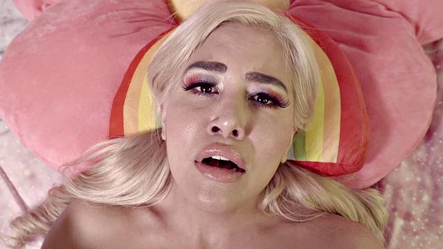 Кэйтлин трахается с молодым, пока муж в другой комнате