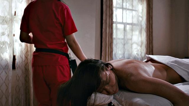 азиатская массажистка в трусиках трёт выбритую письку о зрелую клиентку