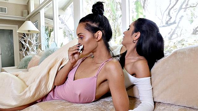 две зрелые подруги утешают друг друга лесбийским сексом