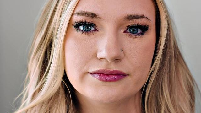 Девушка в белье катается на члене парня в постели