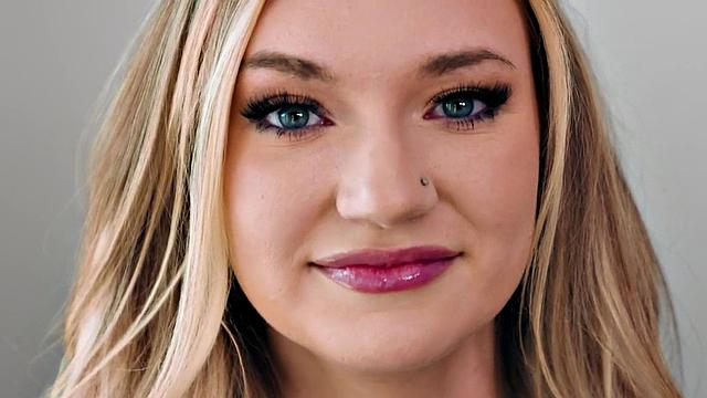 Девушка в белье катается на члене парня в постели