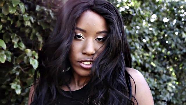 черная подружка в туфлях дразнит и получает глубокий трах сзади у бассейна