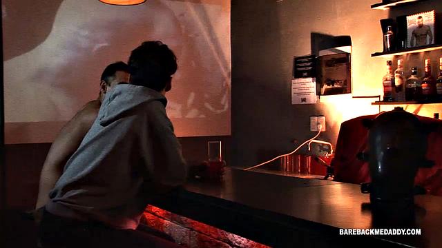 али наваливает дэрилу по-взрослому: волосатый друг, толстый ствол