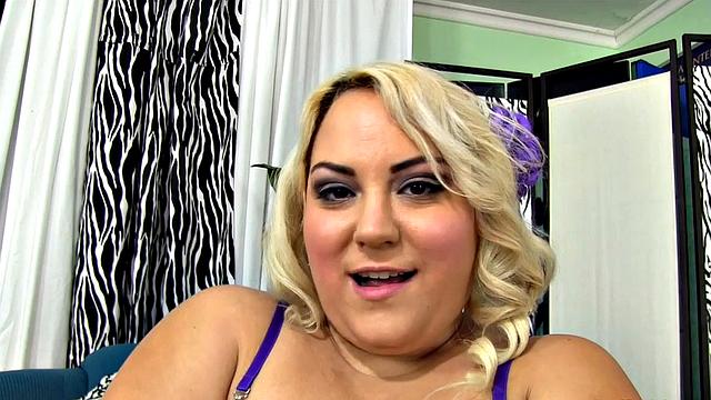 Жадэ трясёт жопой, пока игрушки завидуют в сторонке