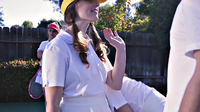 три подруги трахаются с тренером по теннису на свежем воздухе