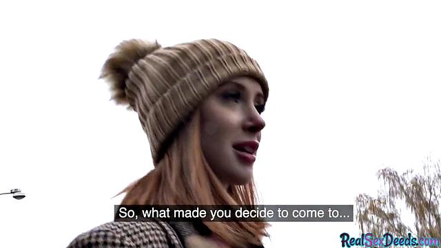 британская рыжая в чулках кайфует от кунилингуса и трахается на улице