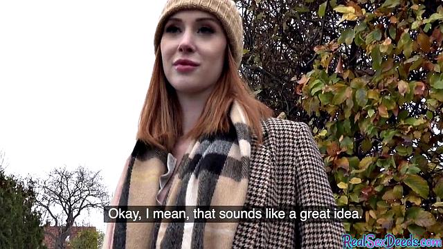 британская рыжая в чулках кайфует от кунилингуса и трахается на улице