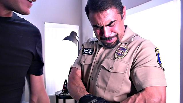 Ripped cop barebacking magician in erotic couple