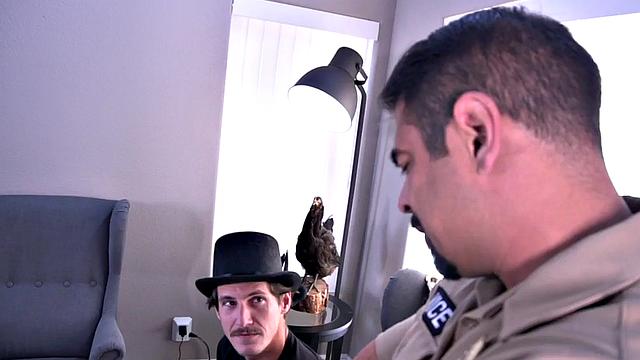 Качок-полицейский трахается с фокусником без гондона