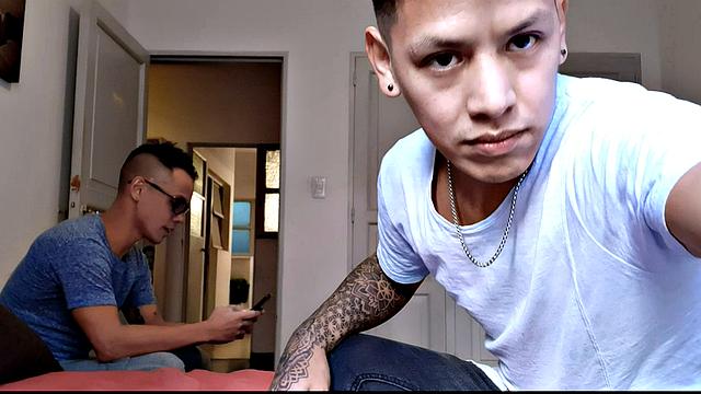 латиносы заманивают мастера и обливают спермой в душе