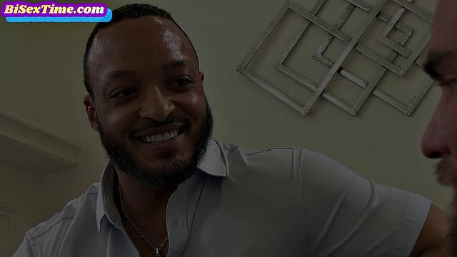 Смотри, как взрослые парни трахаются в горячей гей-групповушке с двойным проникновением и минетом.