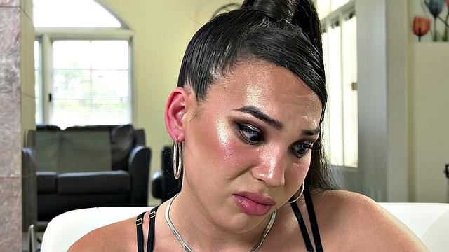 Транс с сочной жопой кайфует от римминга и жёсткого анала