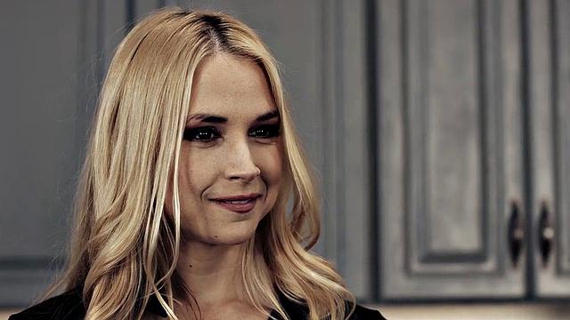 блондинка и брюнетка наперегонки минетят, потом их имеют на кухне