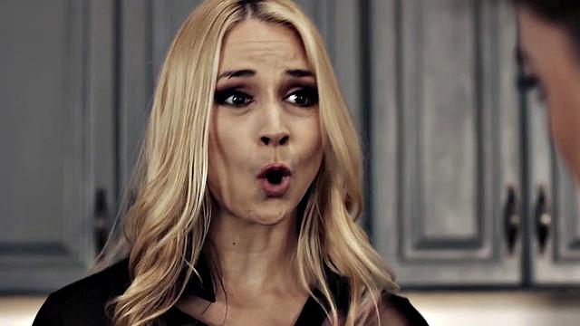 блондинка и брюнетка наперегонки минетят, потом их имеют на кухне