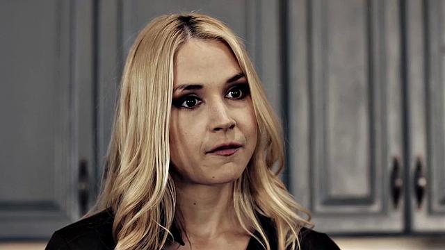 Curvy babe sucking cock before doggystyle sex