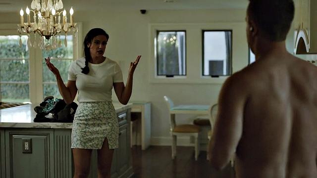 похотливая мачеха берет в рот пасынка и шалит рукой