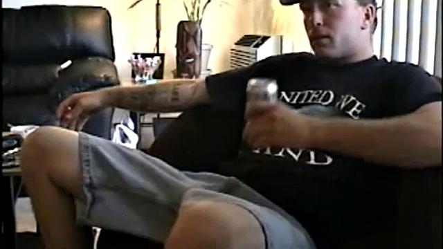 Мужик дрочит себе жопу и кончает на камеру