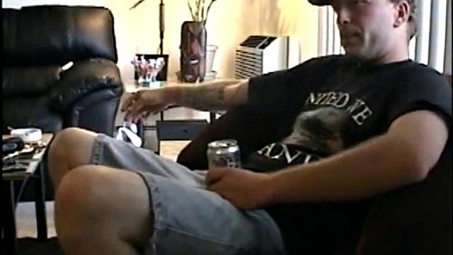 Мужик дрочит себе жопу и кончает на камеру