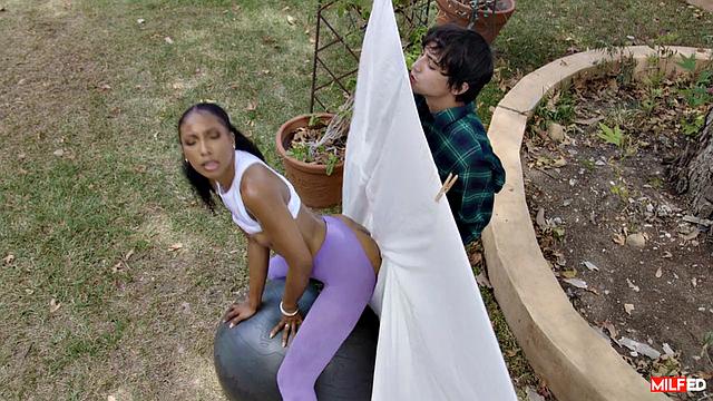 Зрелая соседка в обтягивающих леггинсах соблазняет похотливого соседа во время тренировки дома.