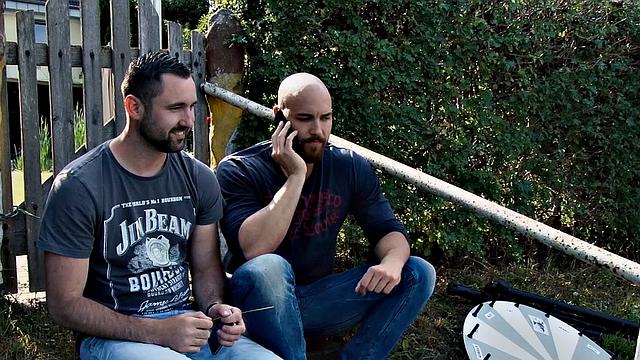 Фотограф достал штатив побольше, не для снимков