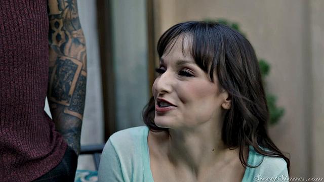 Пока жена кувыркается с любовником, муж считает обои - Лекси Луна не стесняется своих форм.