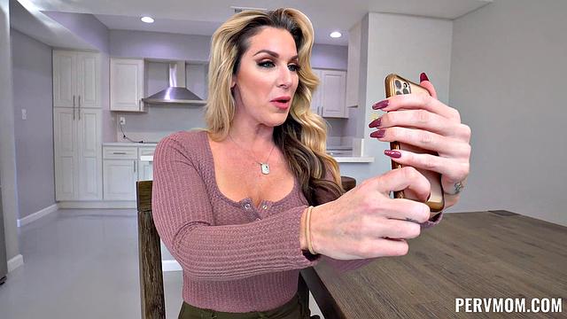 Порадуй зрелую мачеху крепким трахом и обильным концом на лицо!