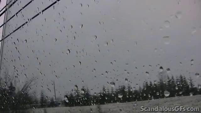 возбужденная красотка в очках мастурбит в машине