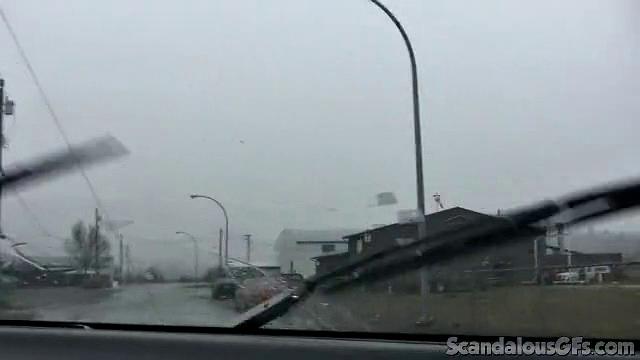 возбужденная красотка в очках мастурбит в машине