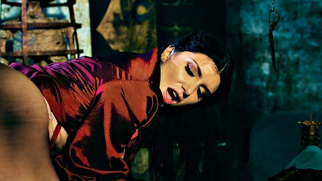 Queen Of Thrones: Part 2