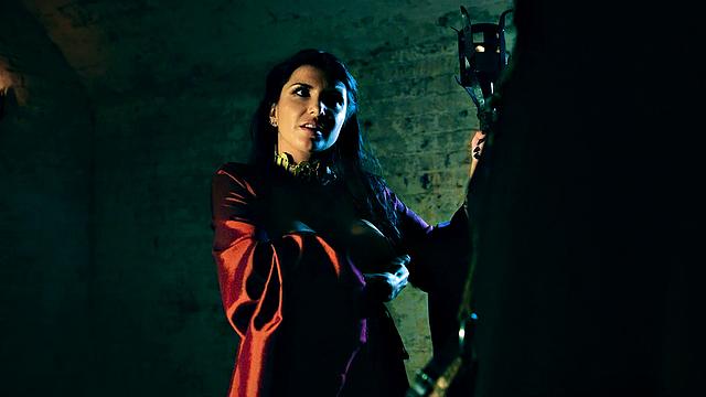 Queen Of Thrones: Part 2